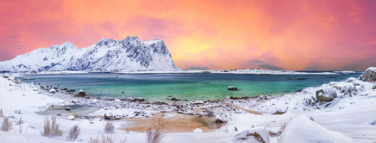Wyspa Vestvagoy z ośnieżonymi szczytami gór puzzle online