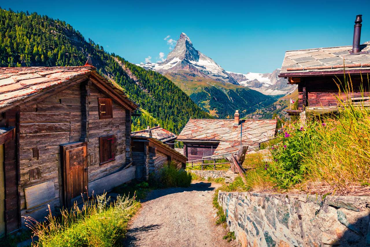 Sommermorgen im Dorf Zermatt mit Matterhorn Puzzle