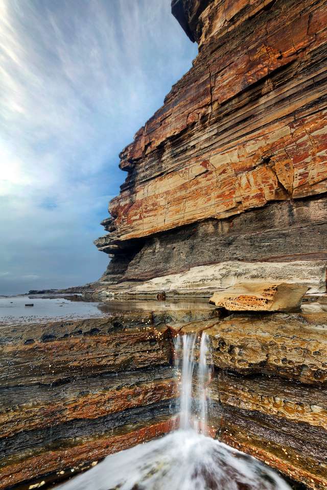 Wasserkaskade zwischen Felsen bei Terrigal an der zentralen Küste von NSW Puzzle