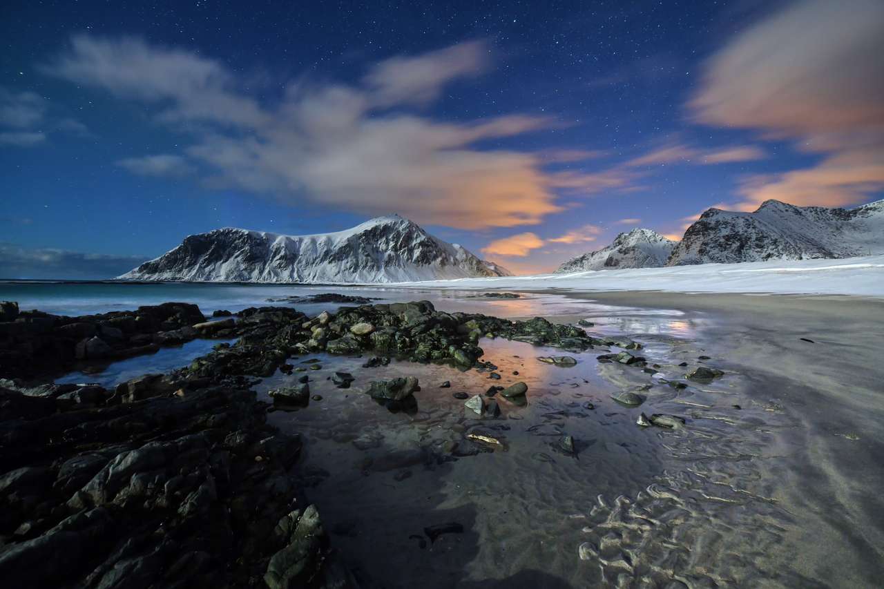 Krajobraz norweskich lofotów nocą - plaża skagsanden puzzle online