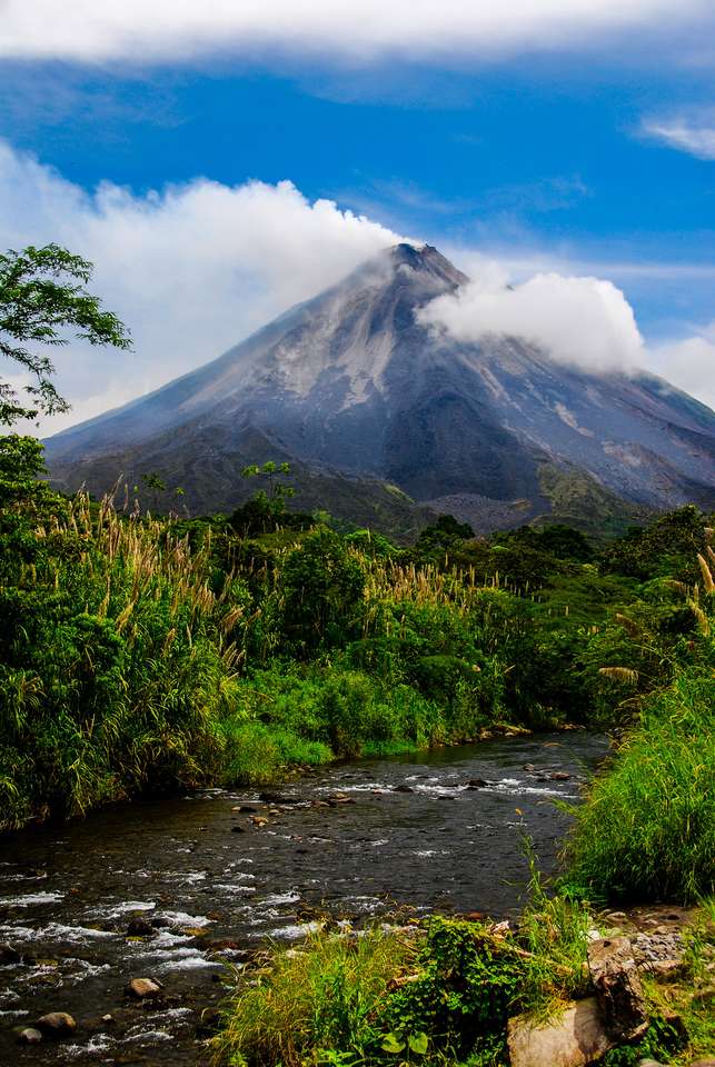 Aktywny wulkan Arenal w północno-zachodniej Kostaryce puzzle online