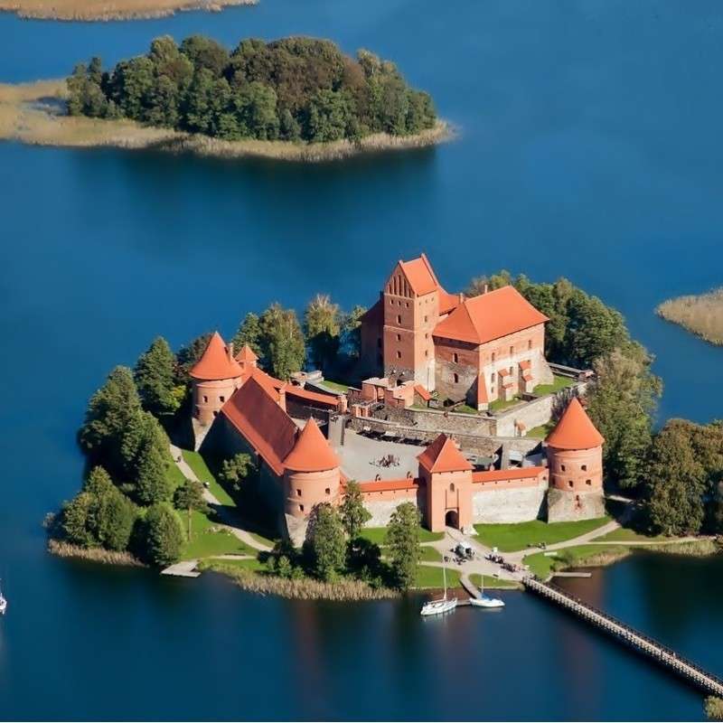 Zamek na wyspie puzzle online
