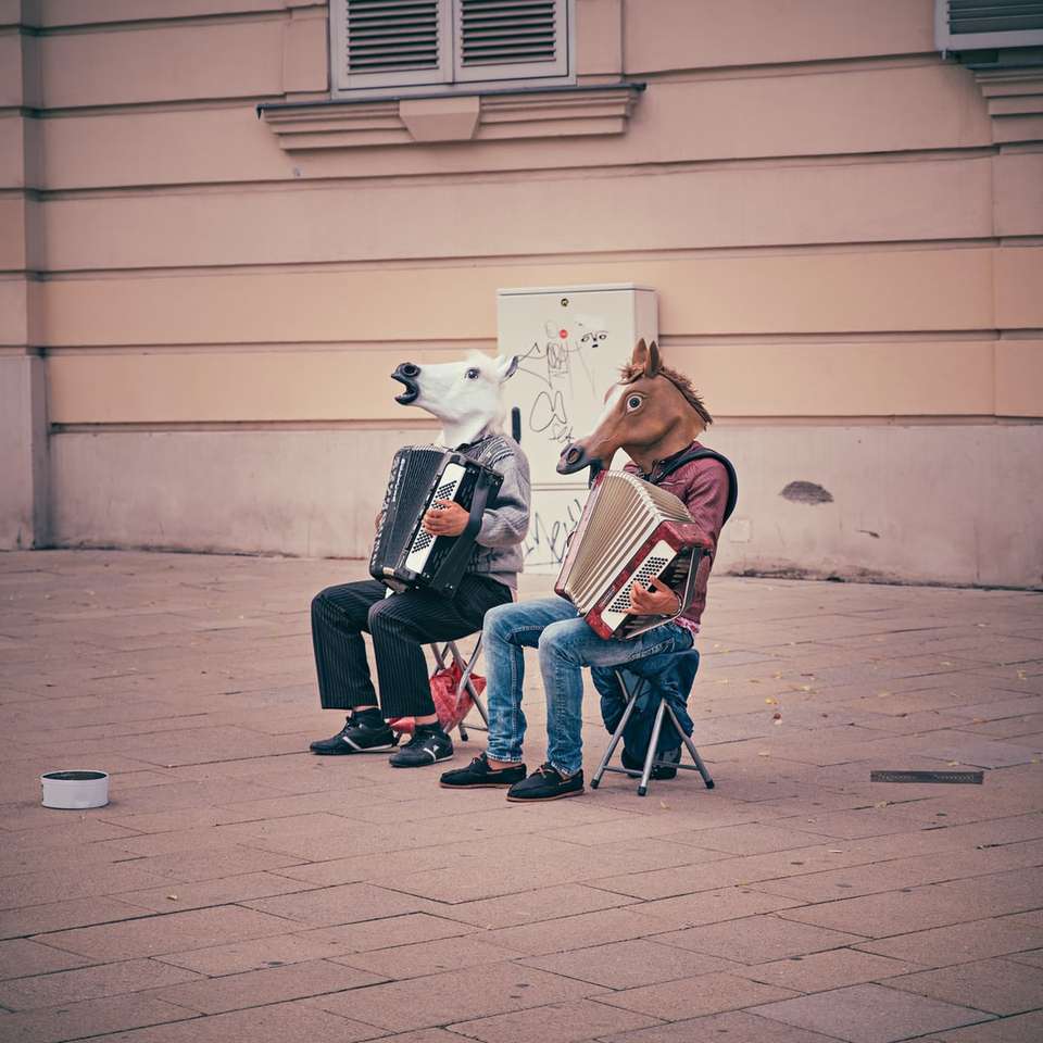 dwie osoby w głowach konia siedzące na składanych krzesłach puzzle online