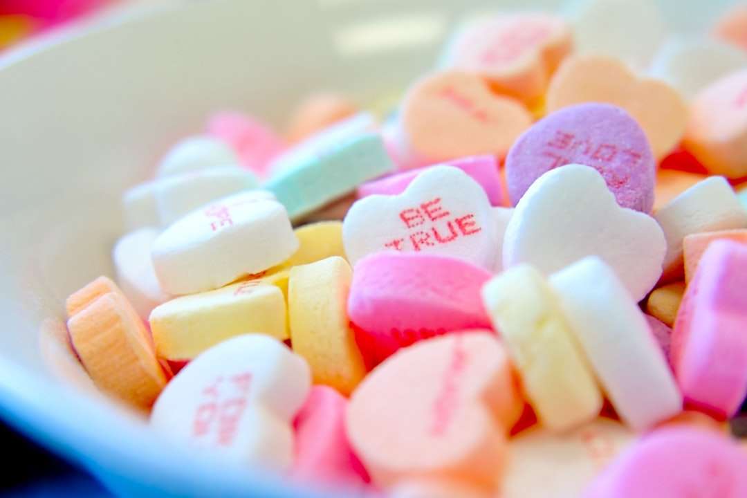 różne cukierki w kształcie serca na białej misce puzzle online