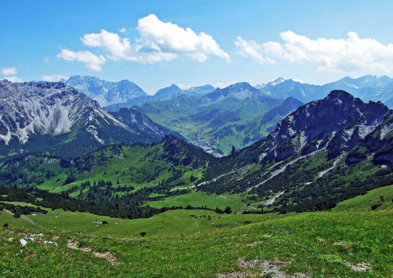 Wspaniałe widoki ze szczytu Schönberg (Schonberg lub Schoenberg) na Liechtenstein i Austriackie Alpy - Steg, Liechtenstein puzzle online
