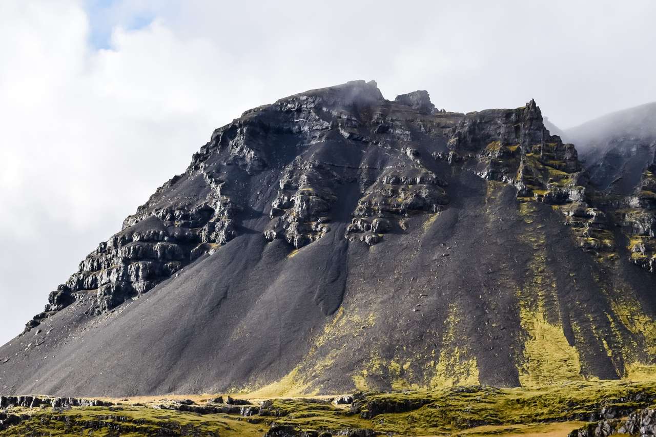 Widok na przyrodę w Islandii. Góry puzzle online