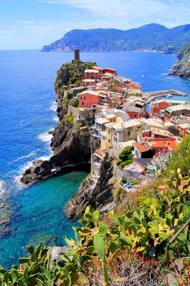 Malowniczy widok na wieś Vernazza, Cinque Terre, Włochy puzzle online