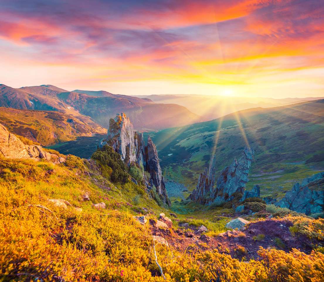 Kolorowy letni wschód słońca w Karpatach puzzle online