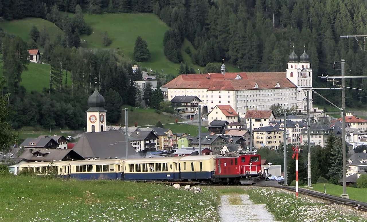 Nostalgiczny pociąg przed klasztorem w Disentis puzzle online