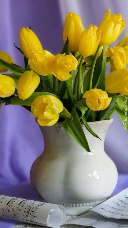 Żółte tulipany w wazonie puzzle online