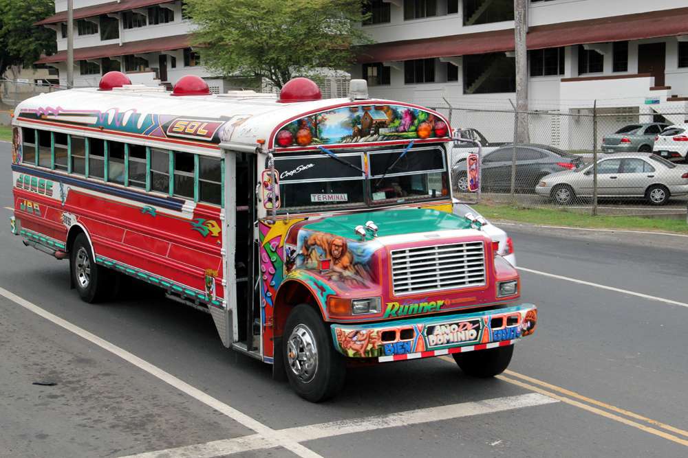 Kolorowy autobus w Gwatemali puzzle online