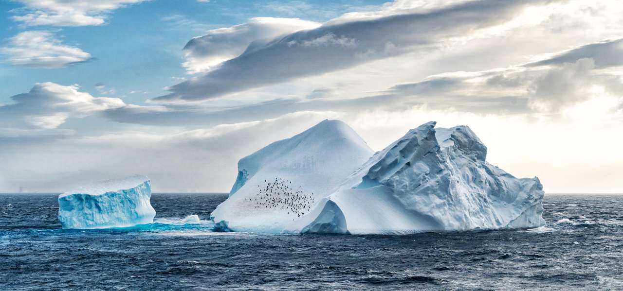 Góra lodowa na morzu Antarktydy puzzle online