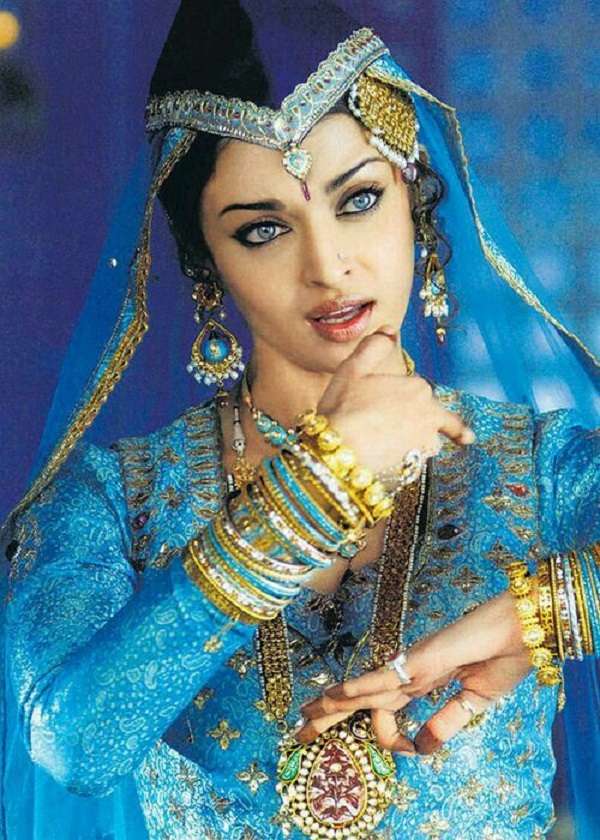 Боливуд - индийска актриса със сиво-сини очи пъзел