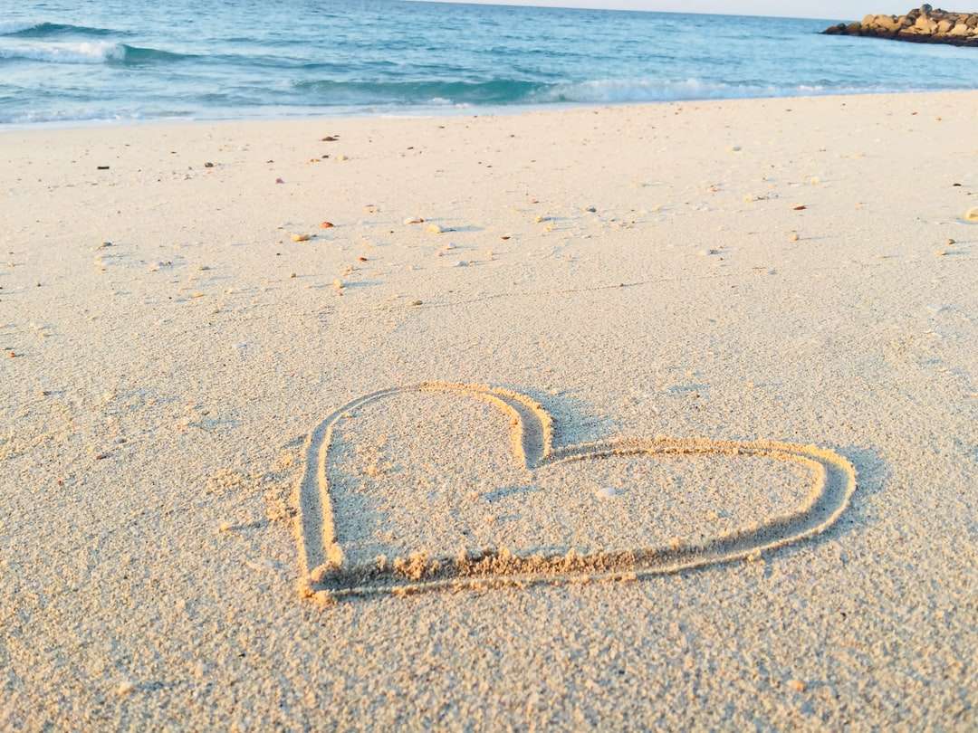 serce narysowane na piasku w ciągu dnia puzzle online