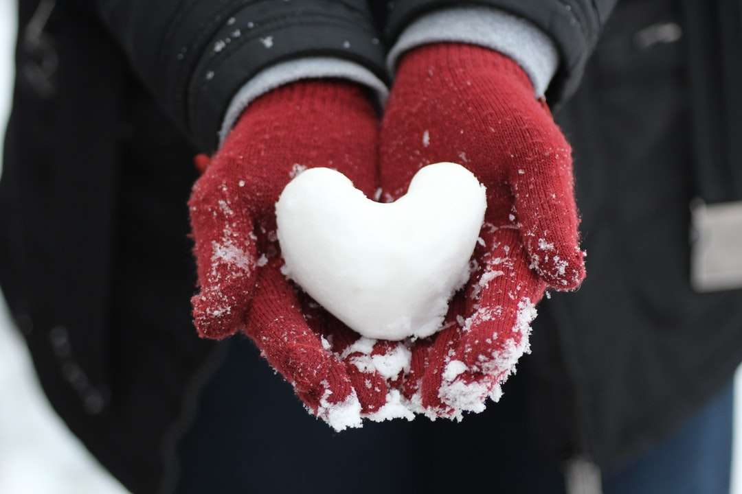 osoba trzymająca śnieg w kształcie serca puzzle online