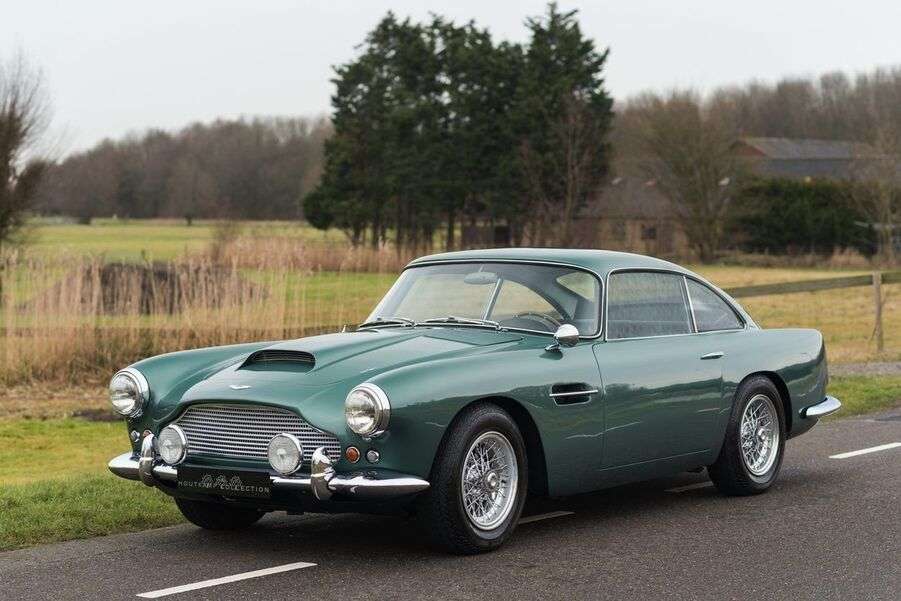 Klasyczny samochód Aston Martin DB4 Rok 1958 puzzle online