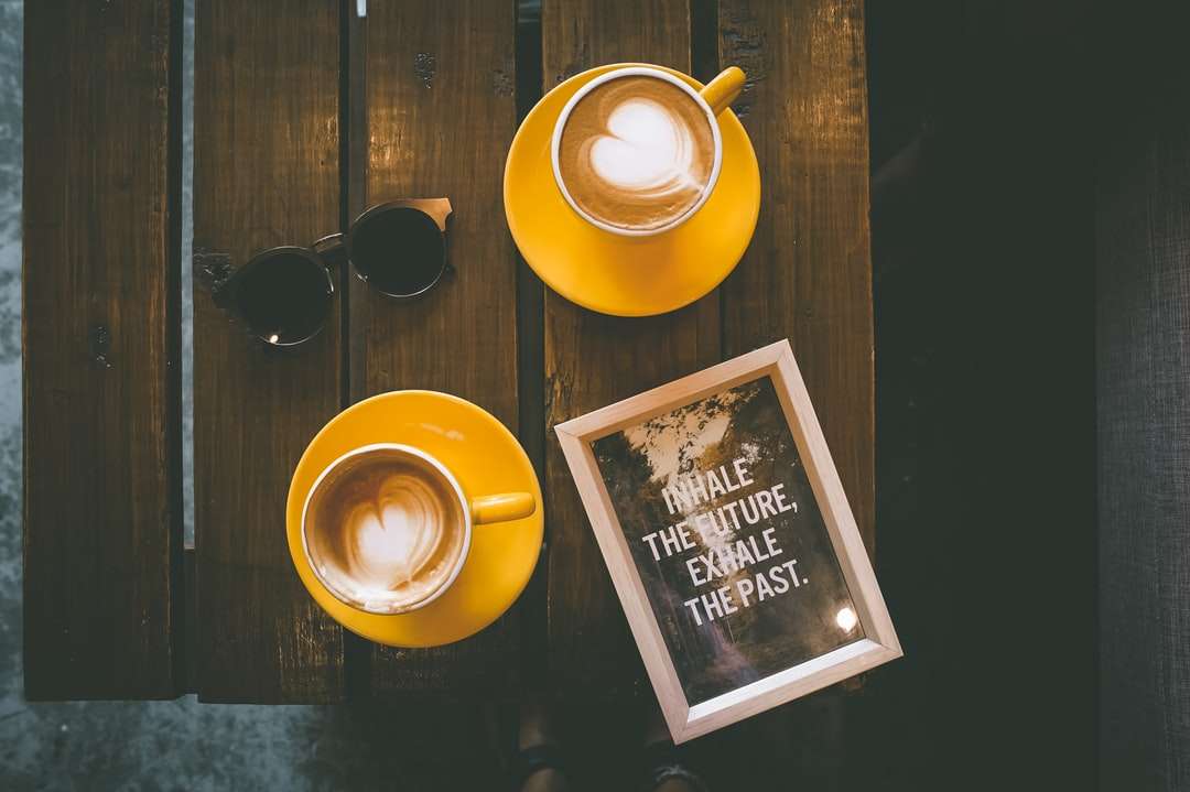 dwie kawy latte w żółtej filiżance ze spodkiem puzzle online