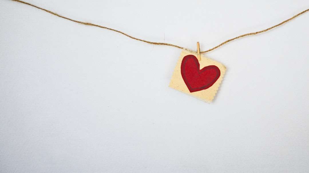 czerwono-beżowa zawieszka w kształcie serca puzzle online