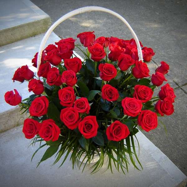 A basket of red roses jigsaw puzzle