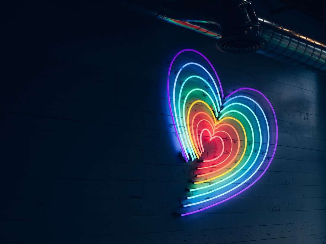 wielokolorowe światło LED w kształcie serca na ścianie puzzle online