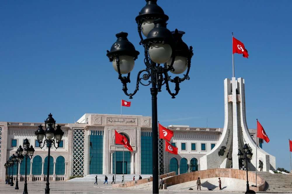 Ratusz i pomnik na placu Kasbah w Tunisie puzzle online