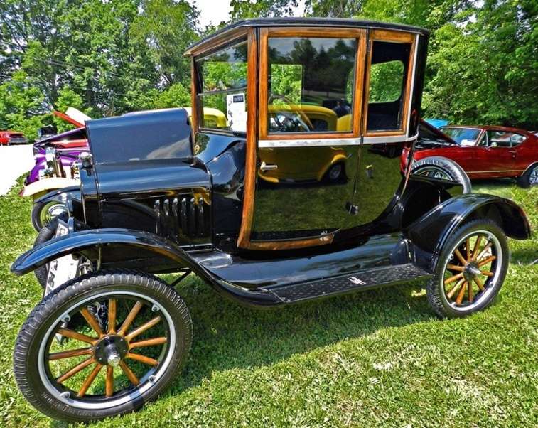 Samochód Ford Model T Coupe Rok 1921 puzzle online