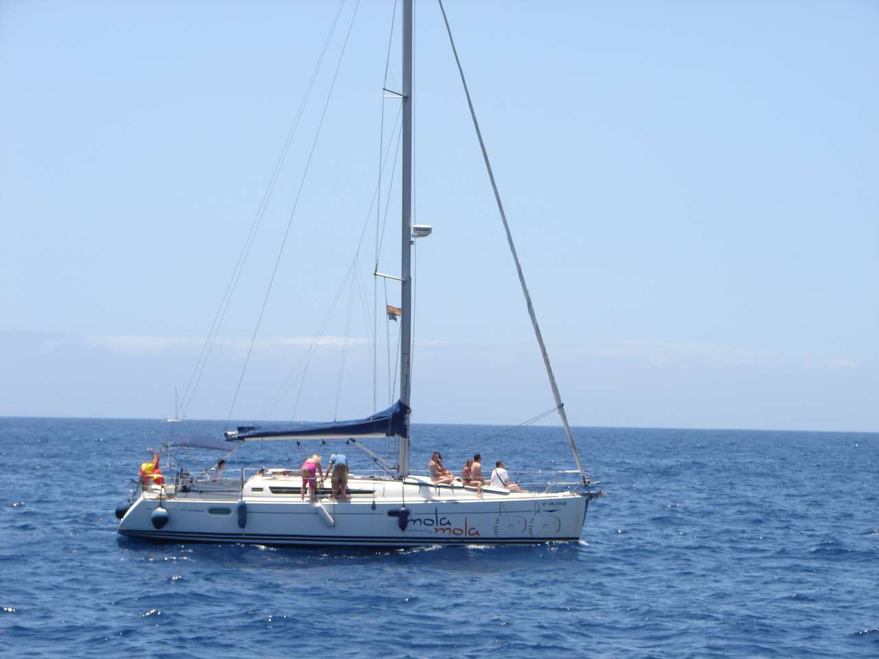 Jacht na wodzie w okolicach Teneryfy puzzle online