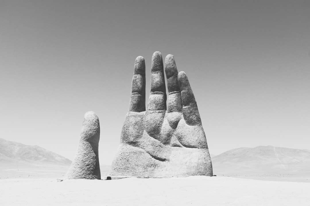fotografia rzeźby dłoni w skali szarości na sad puzzle online