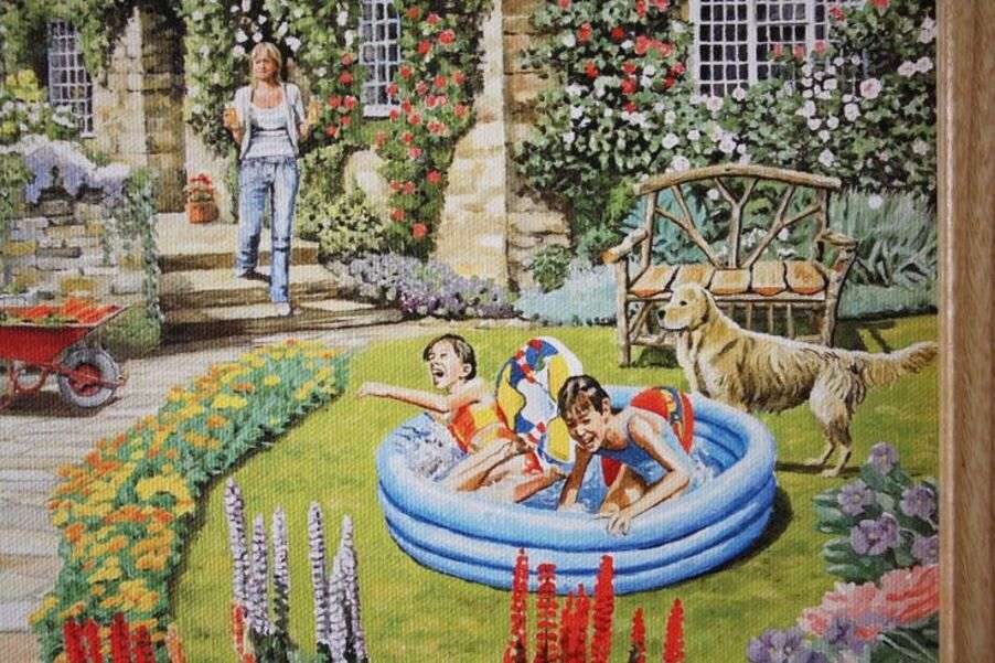 Dziewczyny bawią się w basenie ogrodowym puzzle online