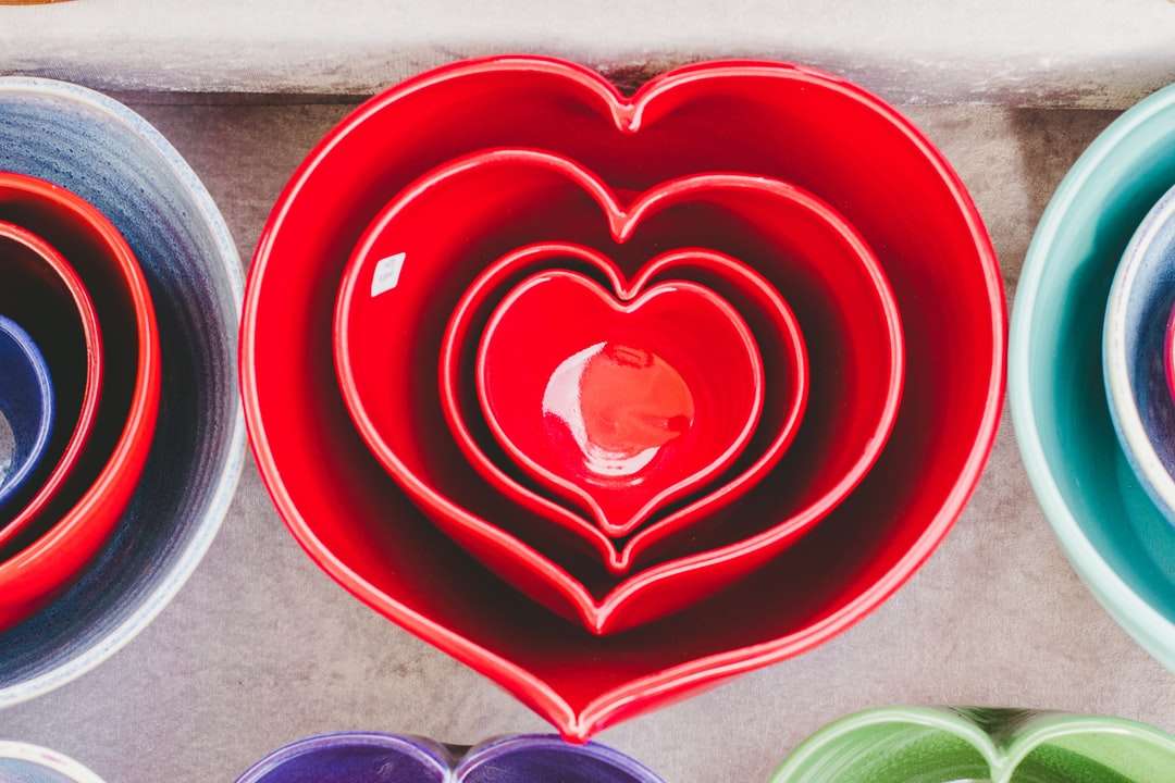 Czerwone miski ceramiczne w kształcie serca puzzle online