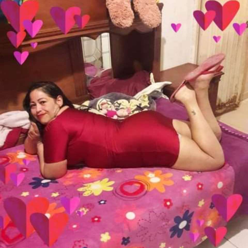 Piękna Lupita w kolorze czerwonym puzzle online