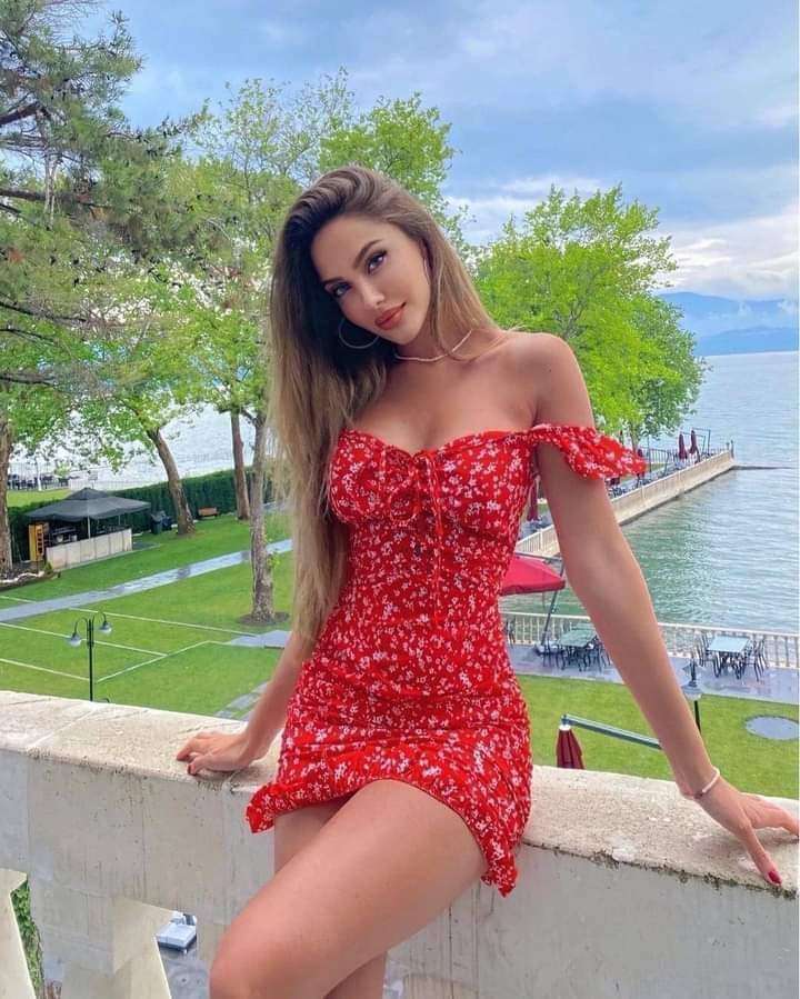 Piękna młoda kobieta w czerwonej sukience puzzle online