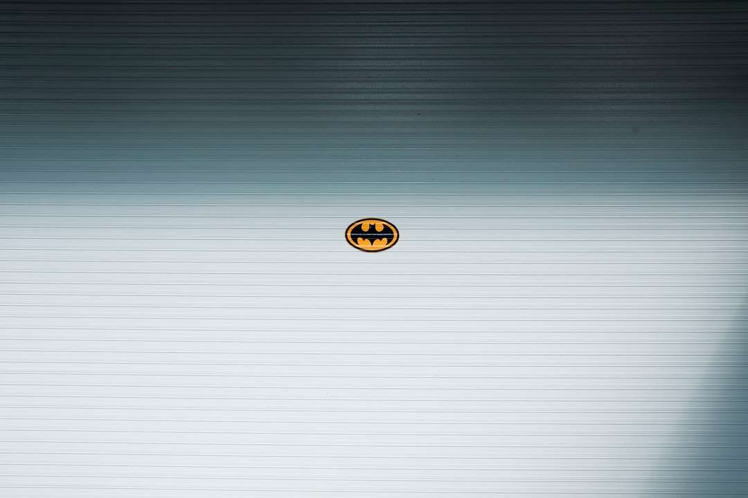 Logo Batmana umieszczone na białej powierzchni puzzle online