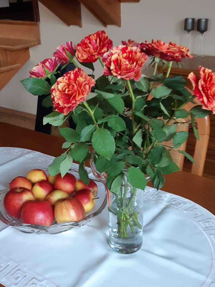 wazon kwiaty i jabłka puzzle online