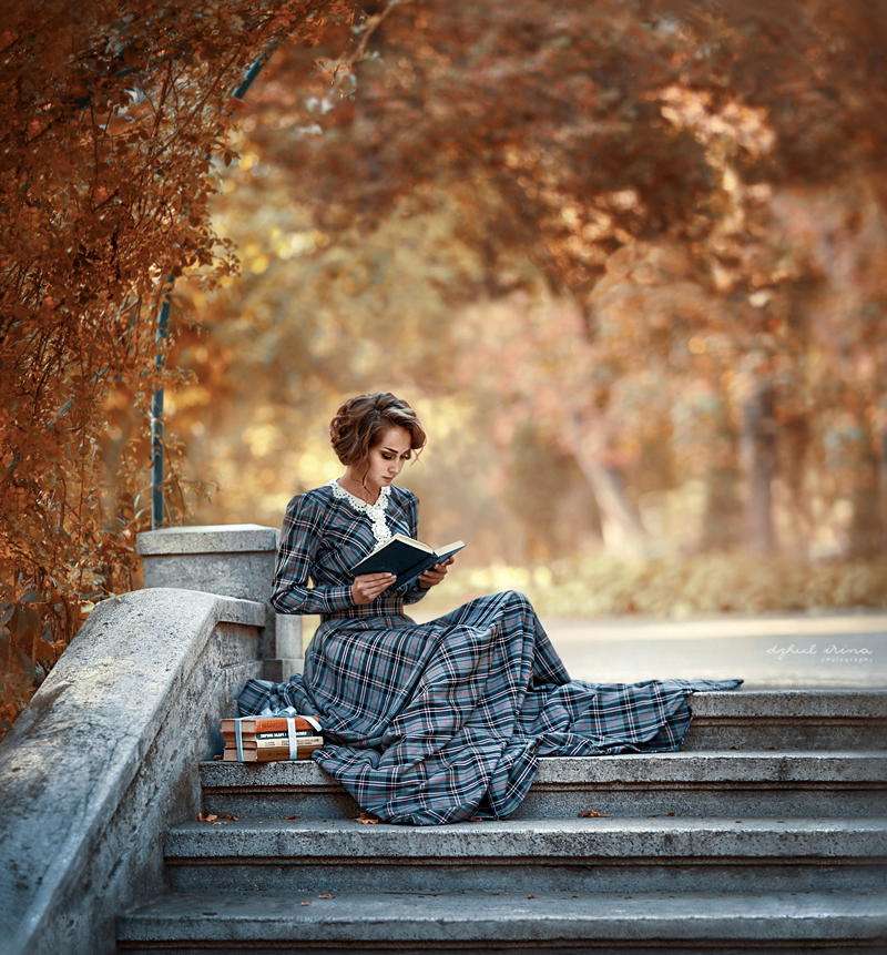 kobieta czytająca książkę na schodach puzzle online
