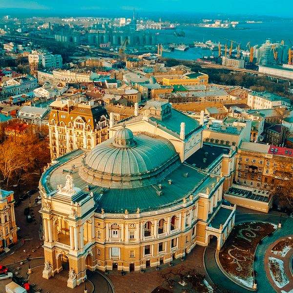 Opera w Odessie i morze w tle puzzle online