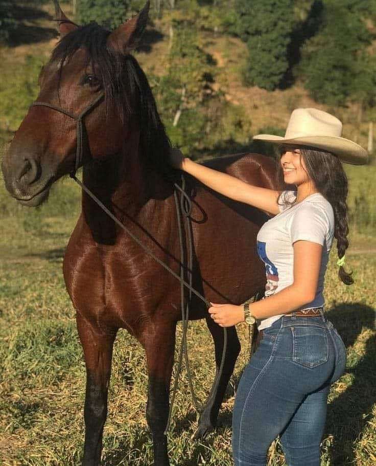 piękna kowbojka ze swoim koniem puzzle online