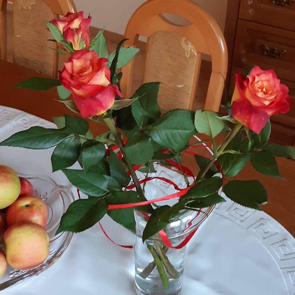 wazon z kwiatami i jabłuszka puzzle online