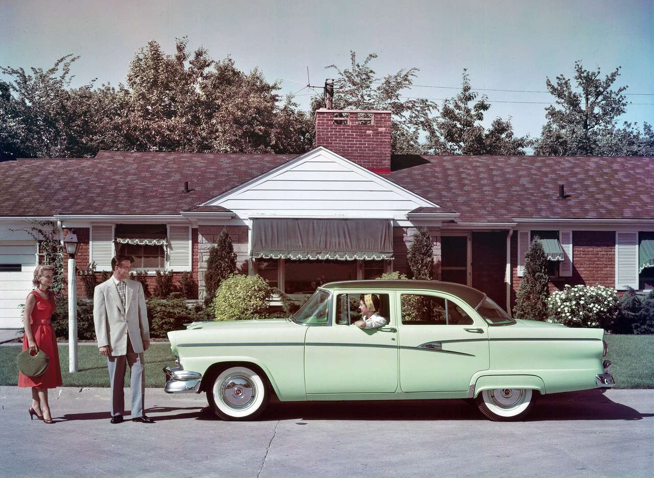 1956 czterodrzwiowy sedan Ford Customline puzzle online