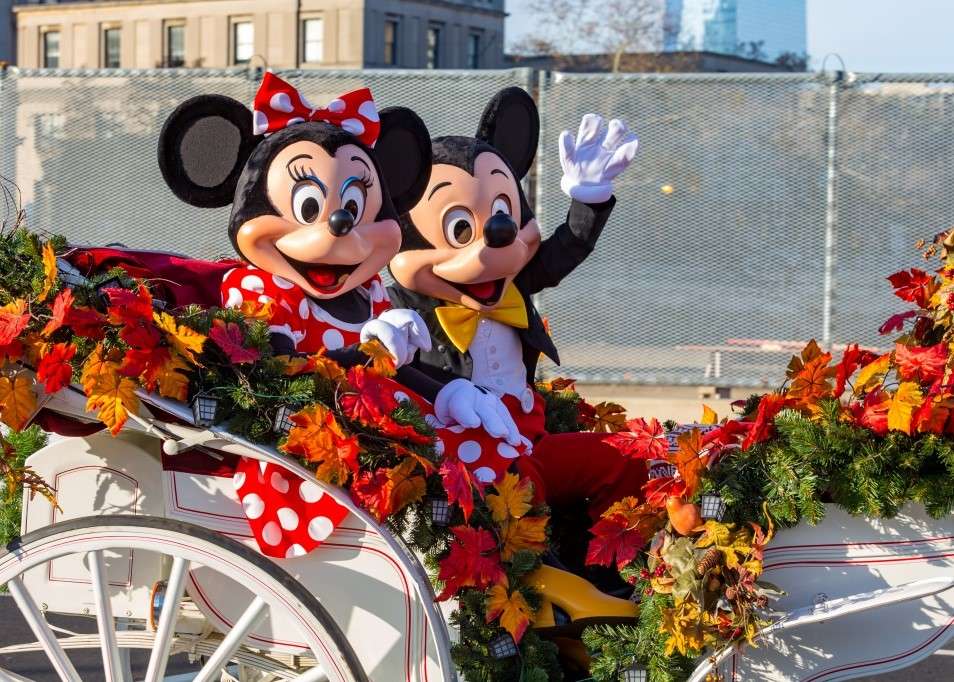 Parada postaci Disneya- Minnie, Mickey puzzle online