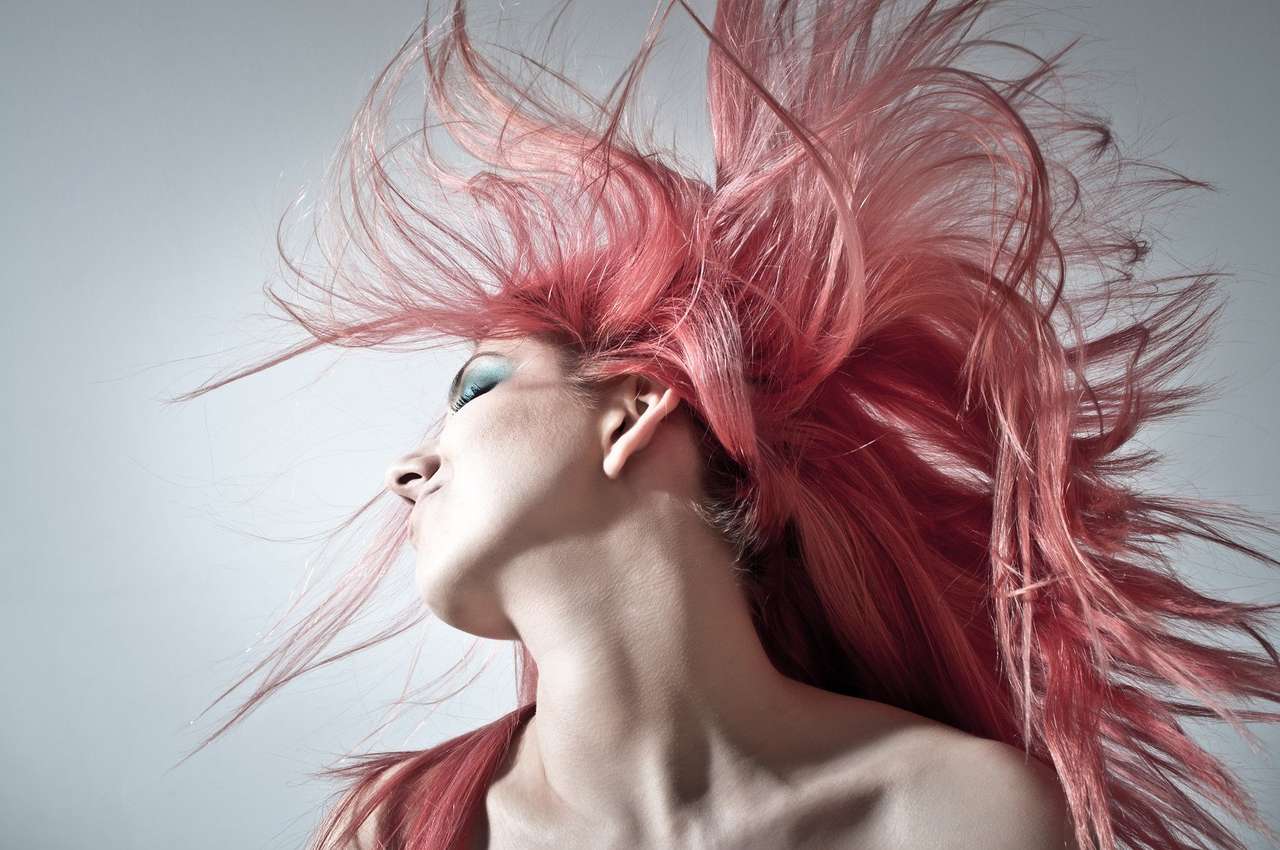 Fryzura z różowymi włosami puzzle online