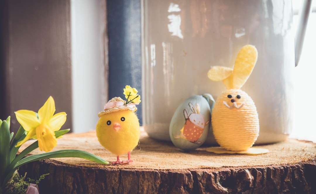 żółty ptak pluszowa zabawka na brązowym drewnie puzzle online