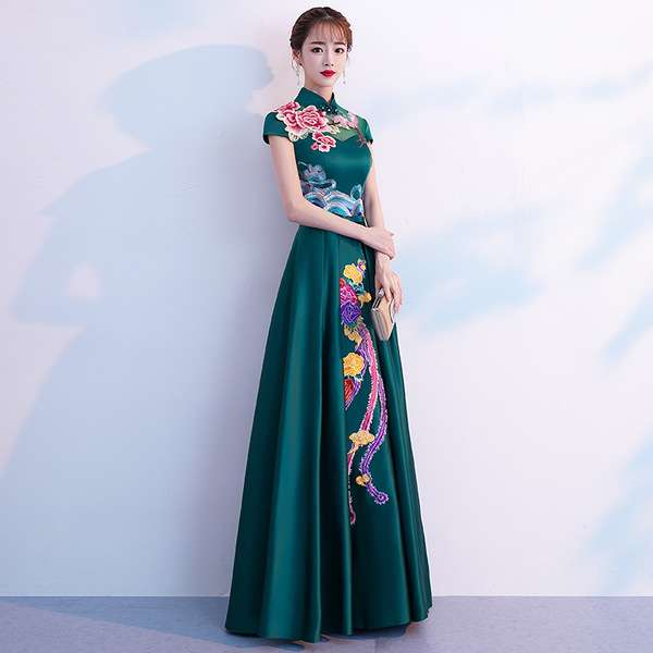 Dama w modnej sukience Cheongsam #37 puzzle online