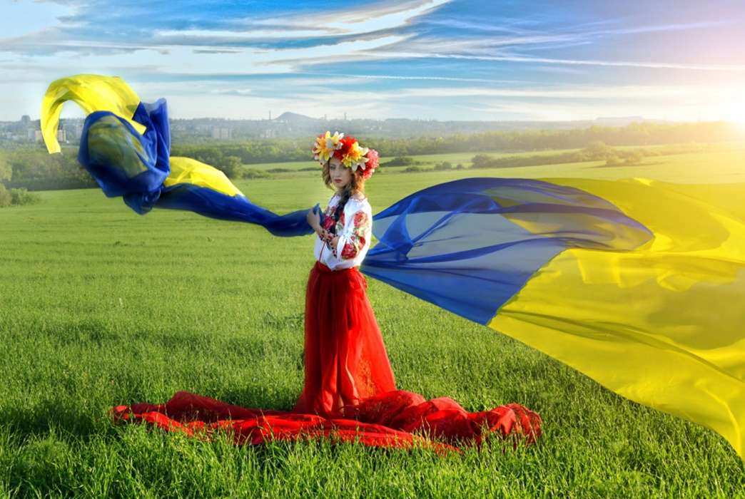 kobieta z ukraińską flagą puzzle online