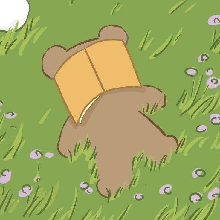 Mały miś leżący na trawie puzzle online