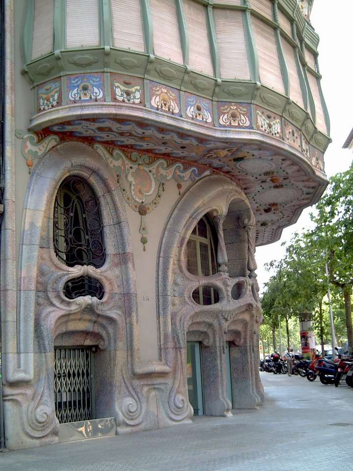 Rzeźby na budynku w Barcelonie puzzle online