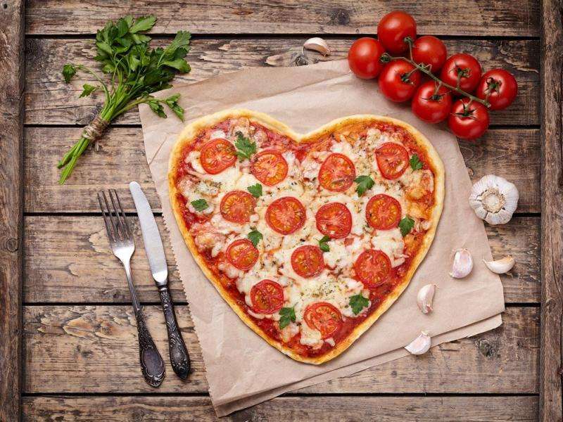 Pizza w kształcie serca puzzle online