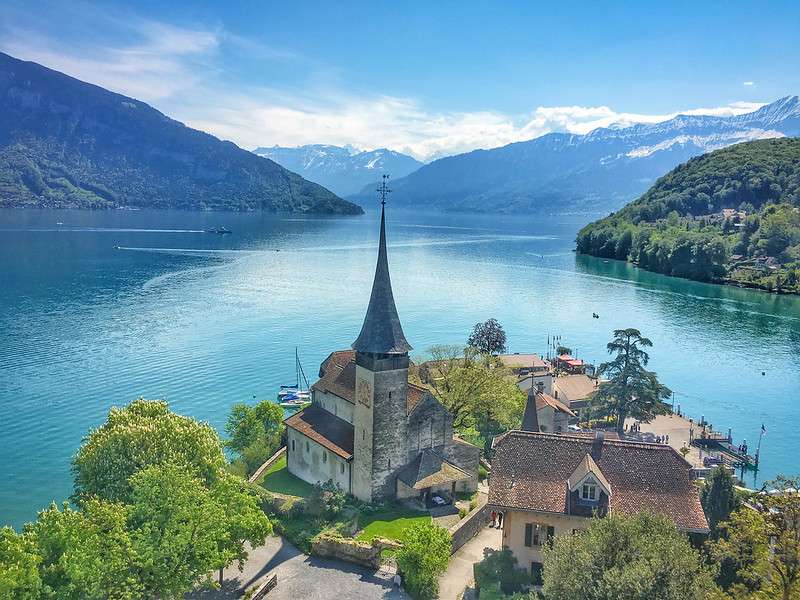 Zamek w Alpach Szwajcarskich puzzle online