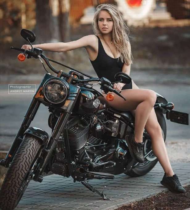 krásná mladá dáma na motorce skládačka