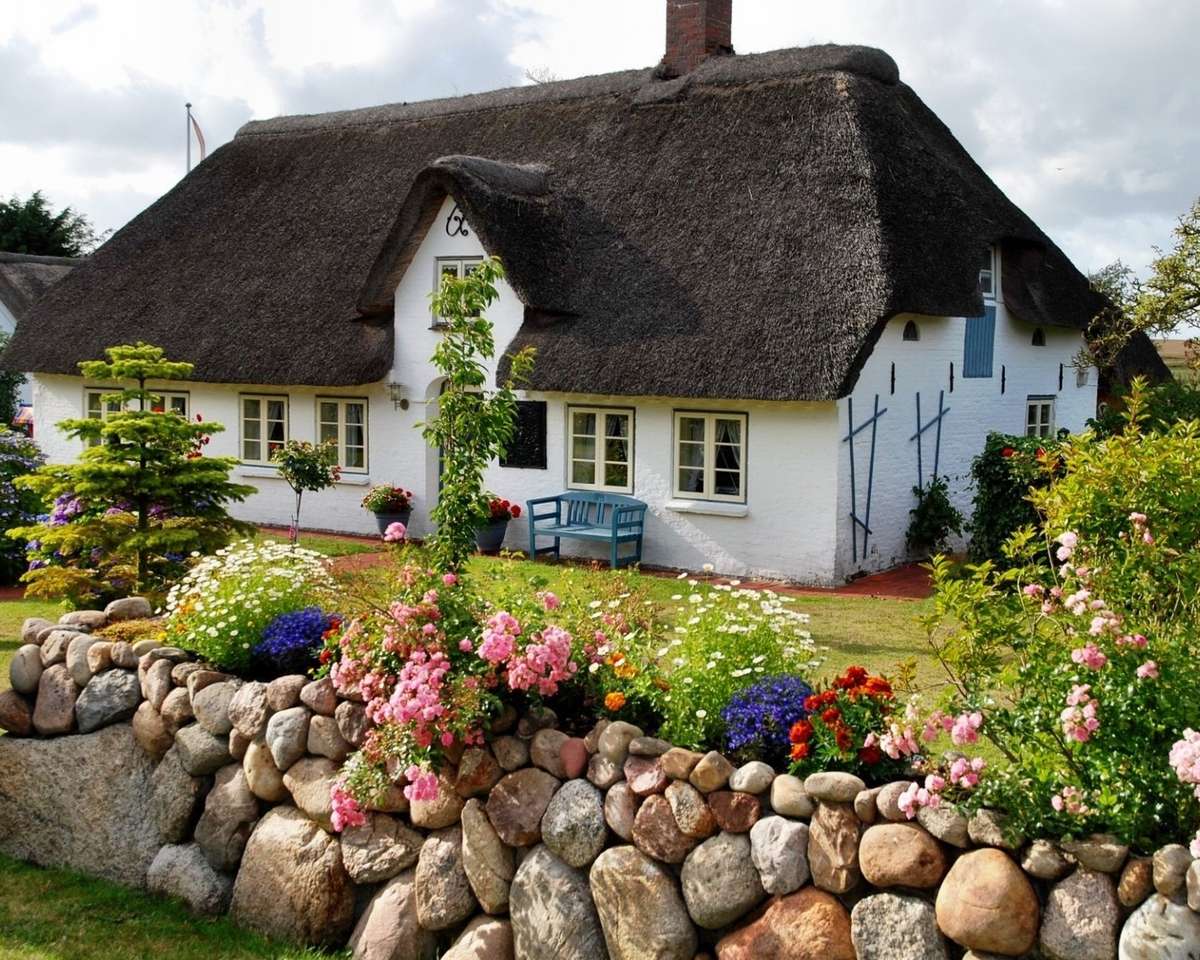 Wiejski dom z kamiennym ogrodzeniem puzzle online